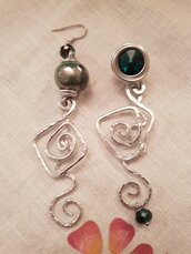 Orecchini pendenti in alluminio battuto, cristalli Swarovski e perle in ceramica greca. Monachelle in acciaio