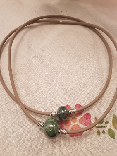 Collana modulabile in caucciù con perle in ceramica greca e rifiniture in alluminio Collana modulabile in caucciù con perle in ceramica greca e rifiniture in alluminio