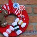 Ghirlanda natalizia fatta a mano con decorazioni di dolci all'uncinetto