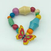 Braccialetto elastico da bimba con perle di legno e farfalla