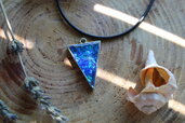 collana triangolo iridescente blu