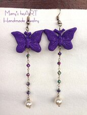 Orecchini pendenti con farfalle in fimo, catenella a rosario e perle coltivate
