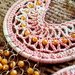 Orecchini crochet a cerchio rosa sfumati con cristalli colorati