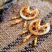 Orecchini crochet a cerchio arancione sfumato con perline e cristalli colorati