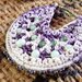 Orecchini crochet a cerchio viola sfumati con cristalli colorati