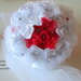                                           Bouquet da sposa con rose bianche e roselline rosse