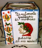 Contenitore per veline di ceramica dpinto a mano con il volto di Dante in facciata in mezzo a 2 frasi spiritose forma parallelepipedo a base quadrata
