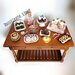 NATALE IN DOLCEZZE - Tavola dollhouse 1:12 - preparazione casa delle bambole: pudding, pandoro, mince pie, brownie, cookie pupazzo di neve, caramelle, biscotti, bastoncini di zucchero