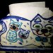 2 Gattini appoggiati su una base rettangolare, manufatto di ceramica con elementi in rilievo per un portatovaglioli o porta carta