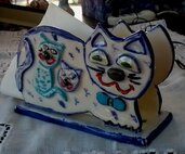 2 Gattini appoggiati su una base rettangolare, manufatto di ceramica con elementi in rilievo per un portatovaglioli o porta carta