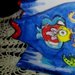 Pesce portatovaglioli do ceramica forma di pesce, scultura manufatta su una lastra rettangolare piccola scultura manufatta con fondo blu
