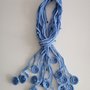 Collana lana azzurra e perline blu sfaccettate