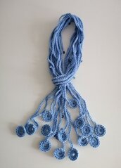 Collana lana azzurra e perline blu sfaccettate