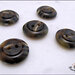 5 bottoni vintage in resina, striato beige marrone nero - 2 fori - mm. 18 - 5 pezzi
