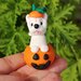 Decorazione per Halloween cane west highland terrier nella zucca, miniatura cane regalo per amante dei cani, regalo halloween cane
