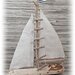 Barca a vela con legni di mare