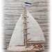 Barca a vela con legni di mare