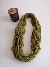 Collana lana bouclè verde oliva