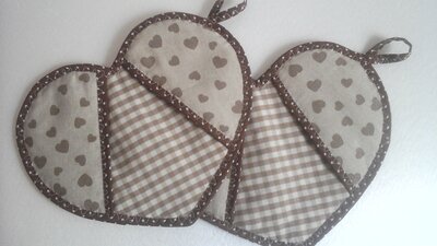 Presine a cuore in beige e marrone Presine a cuore in beige e marrone