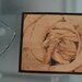 Quadretto con pirografia fatta a mano con un primo piano di una rosa