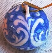 3/a Sfera di Natale, nuova di ceramica con gancio per addobbare albero  dipinta a mano in blu sky e bianco