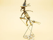 strega sulla scopa befana Halloween Metal sculpture regalo hallowen regalo epifania strega riciclo metalli befana che vola metal art