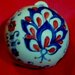 4/a Sfera di Natale di ceramica per addobbare l'albero dipinta a mano in rosso e blu diam. cm. 10.5 con palmette fiori e foglie su fondo biancofo