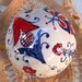 4/a Sfera di Natale di ceramica per addobbare l'albero dipinta a mano in rosso e blu diam. cm. 10.5 con palmette fiori e foglie su fondo biancofo