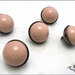5 bottoni  sferici mm.17, base in metallo colore canna di fucile, sfera in nylon rosa, attaccatura con gambo 