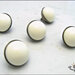 5 bottoni  sferici mm.17, base in metallo colore canna di fucile, sfera in nylon bianco, attaccatura con gambo 