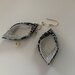 Orecchini pendenti in perline in vetro, cristallo e mix nero/grigio, argento 925. Mod. Serena