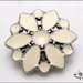 Bottone gioiello mm. 24, in metallo colore argento, fiore bianco smaltato, attaccatura con gambo 