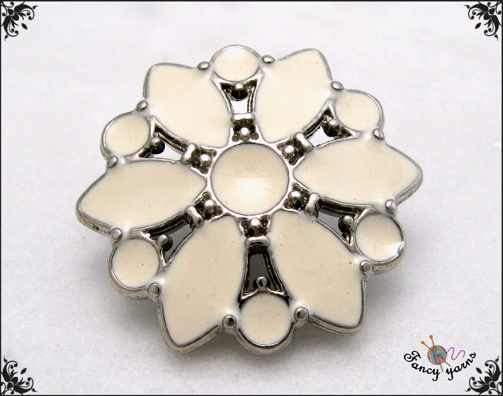 Bottone gioiello mm. 24, in metallo colore argento, fiore bianco sm