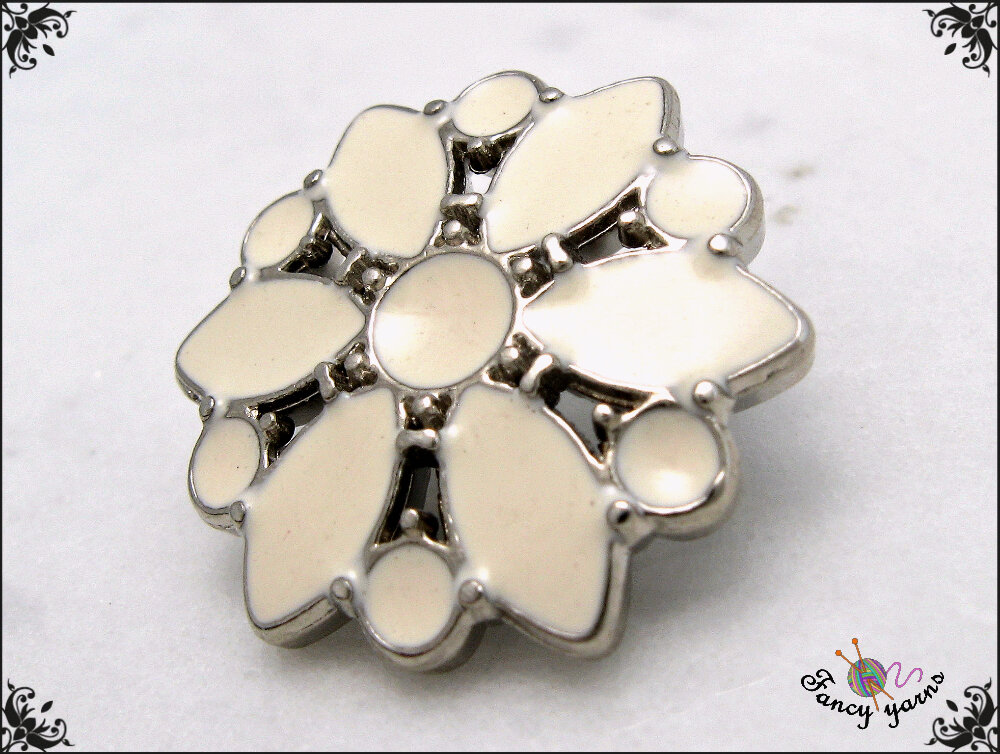 Bottone gioiello mm. 24, in metallo colore argento, fiore bianco sm... | su