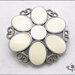 Bottone gioiello mm. 25, in metallo colore argento, fiore bianco smaltato, attaccatura con gambo 