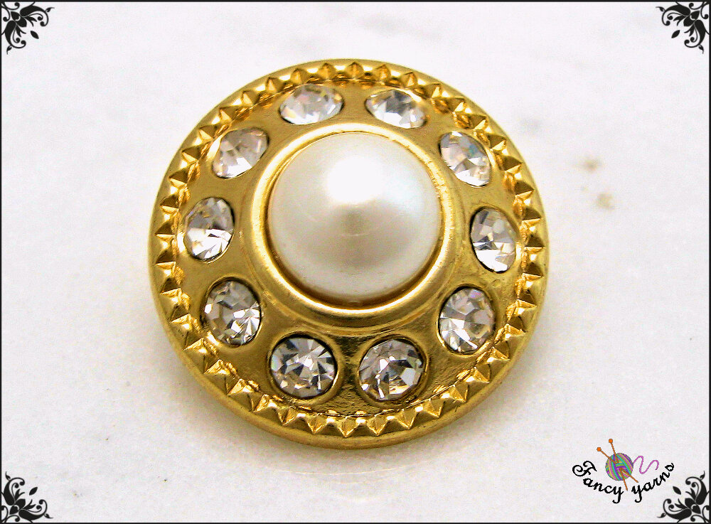 Bottone gioiello mm. 20, in metallo colore oro, con 10 strass e perla  centrale, attaccatura con gambo