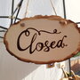 Targhetta "Open-Closed" (aperto-chiuso) in legno pirografato a mano