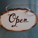 Targhetta "Open-Closed" (aperto-chiuso) in legno pirografato a mano