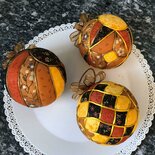 Tris di kimekomi balls sui toni del marrone, giallo e arancio