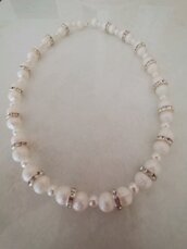 Elegante collana girocollo realizzata a mano con perle bianche puntinate  e perline piccole intervallate  da distanziatori con brillantini