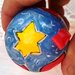 2/a Pallina di Natale di ceramica dipinta a mano su un fondo blu sky cuori e stelle per addobbare l'albero