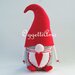 Una gnoma in feltro: un fermaporta fatto a mano come idea regalo per il tuo Natale, decorativo, originale ed utile