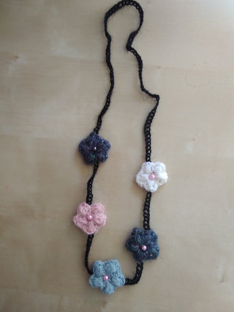 Collana girocollo con perline di legno africane fatte a mano