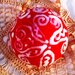 Sfera natalizia di ceramica con diam. cm. 8, dipinta a mano su un fondo smaltato rosso opaco con motivi in smalto bianco lucido addobbo per albero      