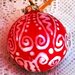 Sfera natalizia di ceramica con diam. cm. 8, dipinta a mano su un fondo smaltato rosso opaco con motivi in smalto bianco lucido addobbo per albero      