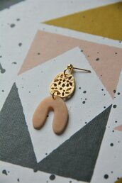 orecchini in fimo pendenti traforati, colore rosa carne tenue e oro opaco _002_
