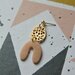 orecchini in fimo pendenti traforati, colore rosa carne tenue e oro opaco _002_