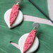 orecchini in fimo pendenti a foglia e goccia, bianchi e rosa texturizzati _004_