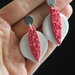 orecchini in fimo pendenti a foglia e goccia, bianchi e rosa texturizzati _004_