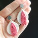 orecchini in fimo pendenti a foglia e goccia, bianchi e rosa texturizzati _008_